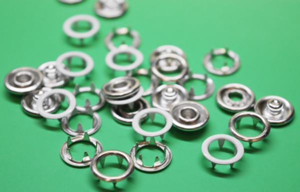 Розн.уп. Кнопка 10,5 мм рубашечная (кольцо) нерж. покрытая эмалью цв. молоко 306 (уп.50 шт.)