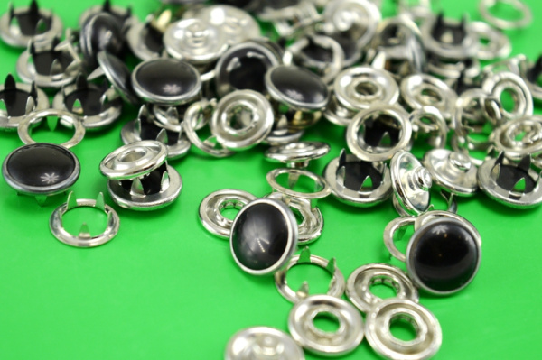 Розн.уп. Кнопка закрытая 10,5 мм рубашечная  нерж. Жемчуг Черный (уп.50 шт.)