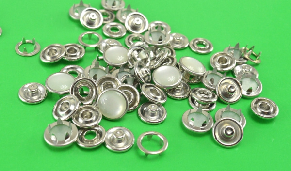 Розн.уп. Кнопка закрытая 10,5 мм рубашечная  нерж. Жемчуг Белый (уп.50 шт.)