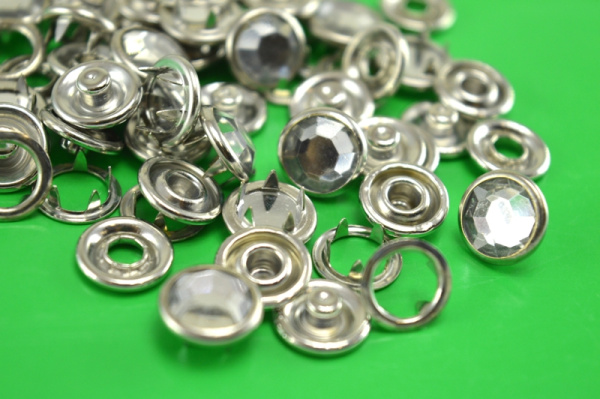 Розн.уп. Кнопка с крышкой  9,5 мм рубашечная, никель со стразой (уп 50 шт.)